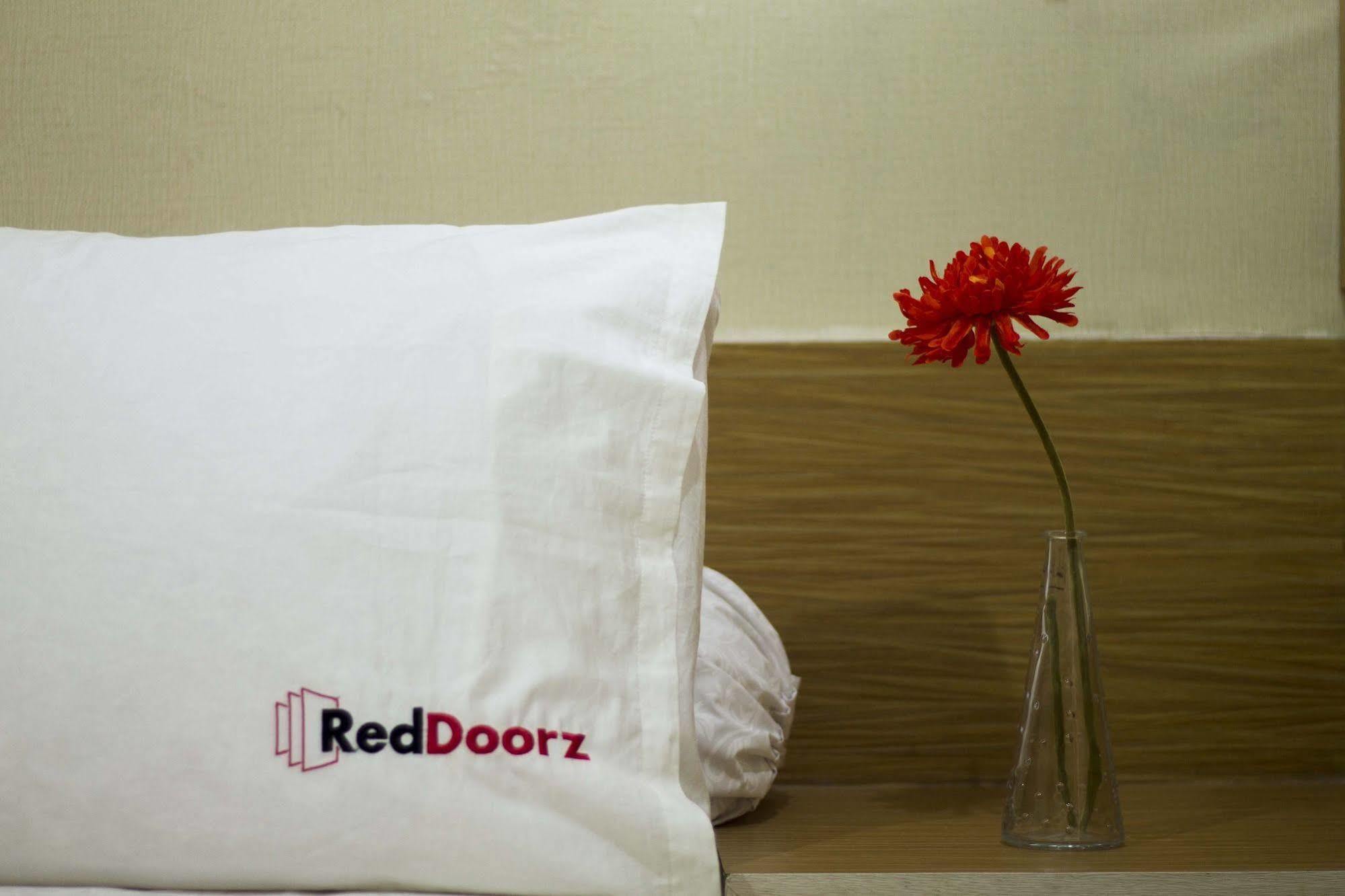 Reddoorz Near Pantai Jerman Hotel Кута Екстериор снимка