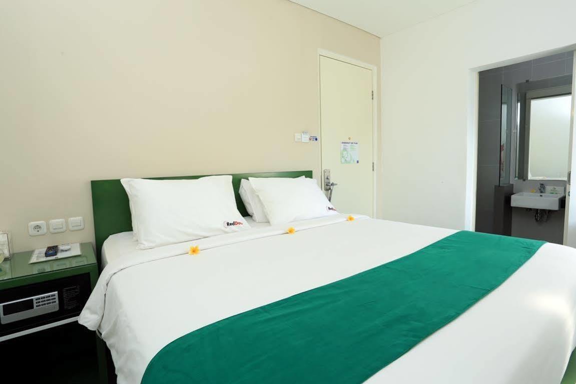 Reddoorz Near Pantai Jerman Hotel Кута Екстериор снимка