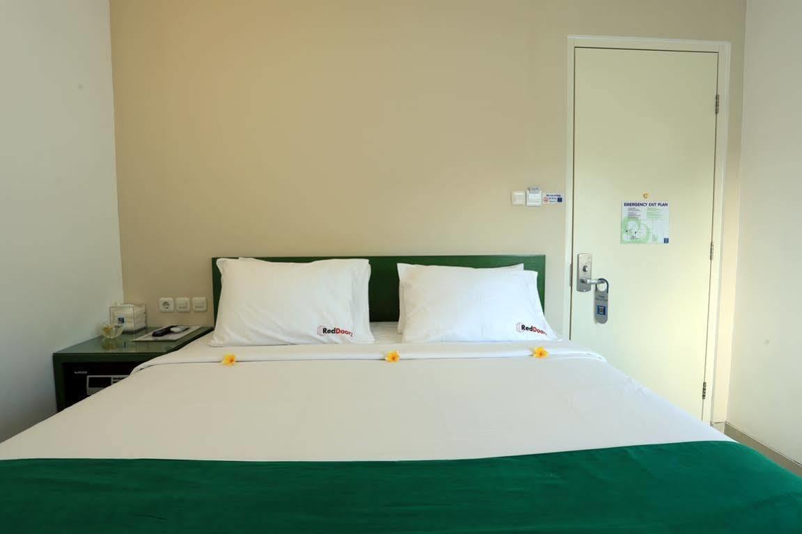 Reddoorz Near Pantai Jerman Hotel Кута Екстериор снимка